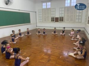 Ballet Clássico - Alunas no chão